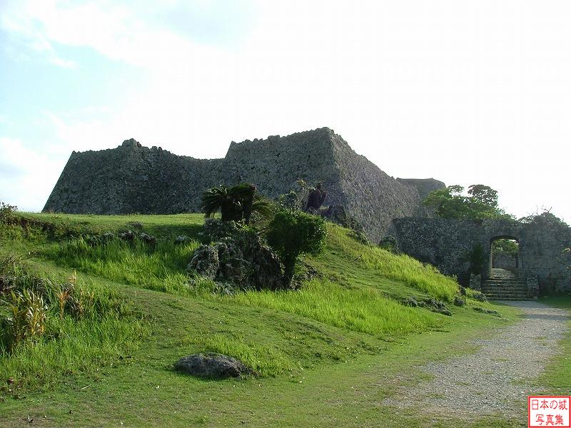 中城城 裏門 裏門の外から見る三の郭の石垣と裏門(右端)