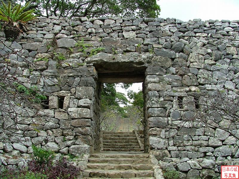 今帰仁城 平郎門 平郎門には石でできた狭間がある。門内からこの穴を通じて門外のようすを覗き、また時には攻撃を仕掛けたか。