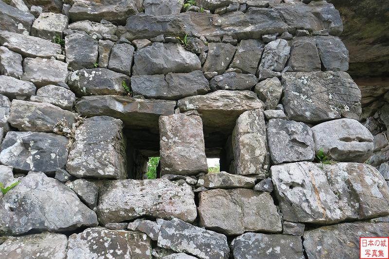 今帰仁城 平郎門 平郎門には石でできた狭間がある。門内からこの穴を通じて門外のようすを覗き、また時には攻撃を仕掛けたか。