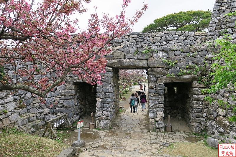 今帰仁城 平郎門 平郎門を内側から。寒緋桜が咲く