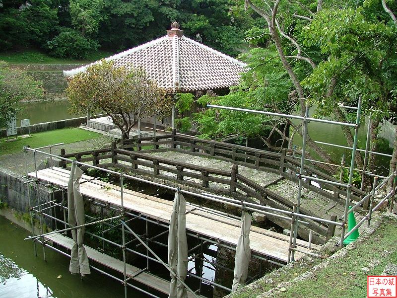 首里城 円鑑池 天女橋。円鑑池に架かる琉球石灰岩を用いた橋。沖縄戦で失われ、1969年に復元された。