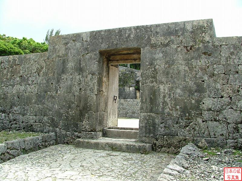 首里城 玉陵 玉陵に入る門。直線状の石垣。