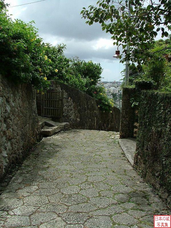 首里城 金城町石畳通り 金城町石畳通り。首里城から南方に続く道で、約500年前に造られたものが今でも残る。