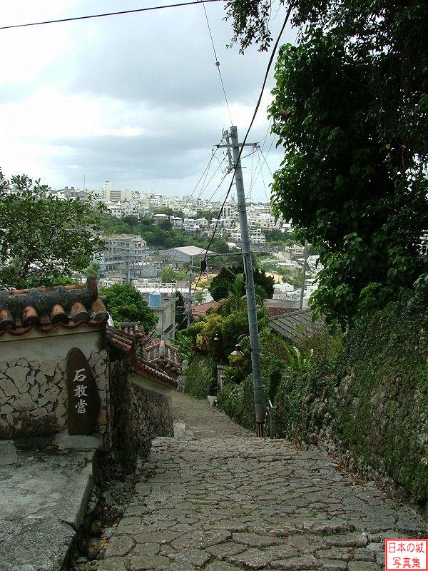首里城 金城町石畳通り 石畳の道と風情のある街並み。高台にあるので遠くまで見渡せる。