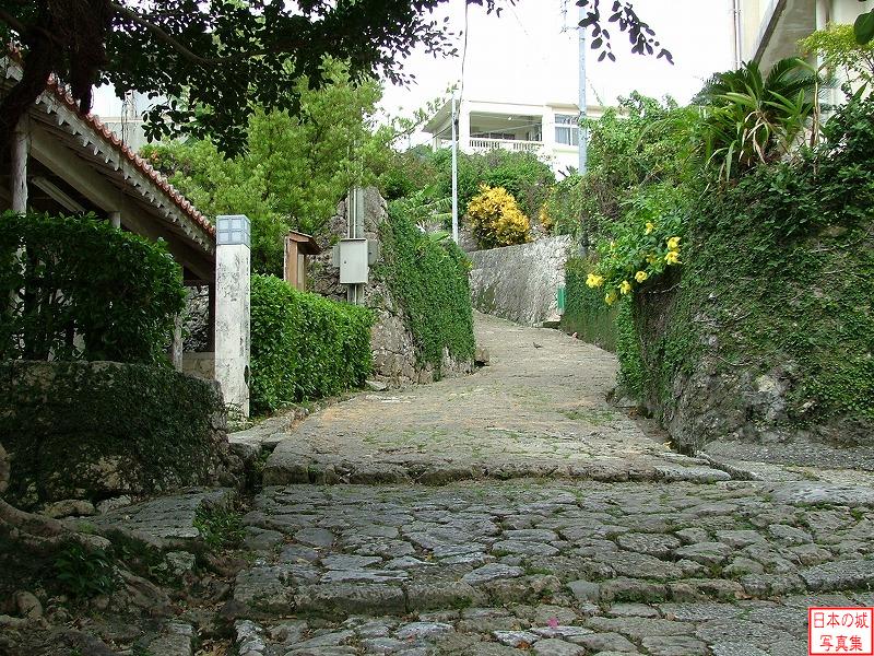 首里城 金城町石畳通り 優雅な曲線を描く石畳の道