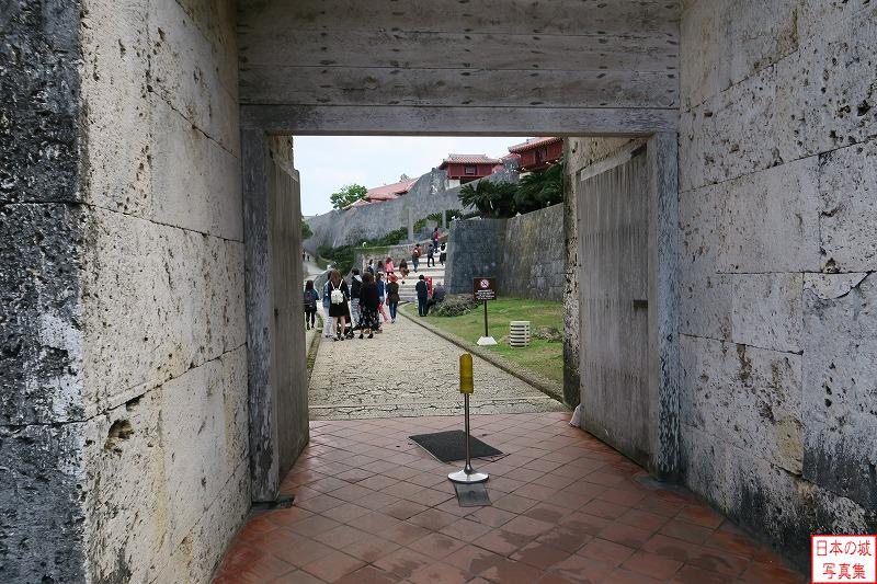 首里城 歓会門 歓会門内部を見る。石垣の先に木製の扉がある。