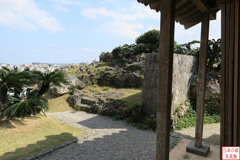 首里城 庭園 庭園を見る。直線状の石垣と南国の植物、サンゴ岩が見える