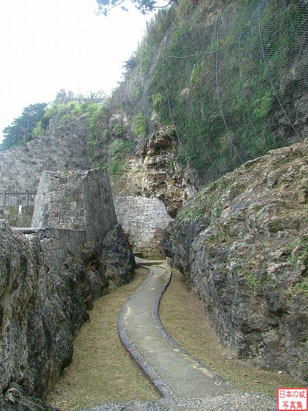浦添城 ようどれ 暗しん御門付近。かつては岩をトンネル状の通路であったが、太平洋戦争の戦災で崩れてしまった