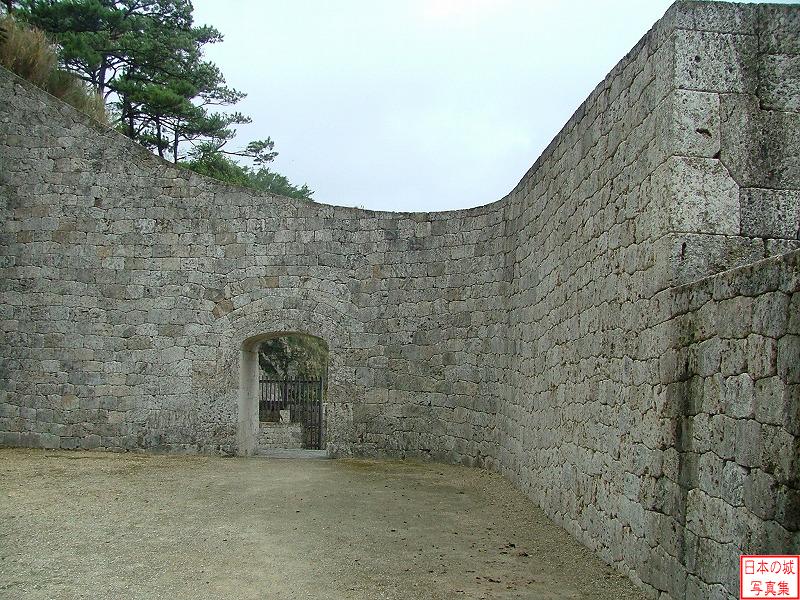 浦添城 ようどれ 一番庭と中御門