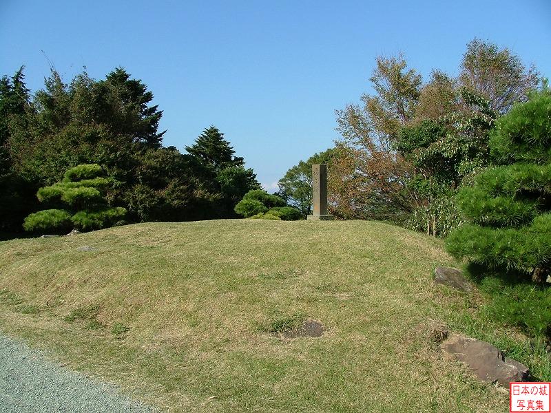 石垣山城 二の丸 井戸曲輪に行く道の直ぐ横には櫓台跡が残っている。
