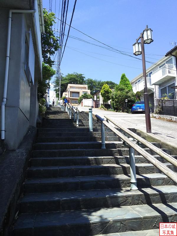 小田原城 八幡山西曲輪 小田原駅西口から西曲輪に向かう道は階段に変わり、相当な高度を稼ぐ。