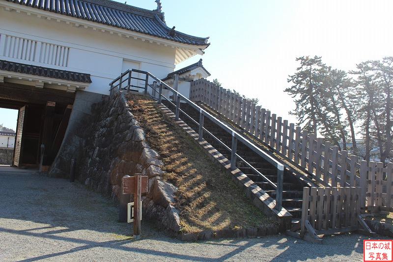 小田原城 銅門櫓門 櫓門へ登る階段。往時は右側手前に向かって石垣が伸びていた