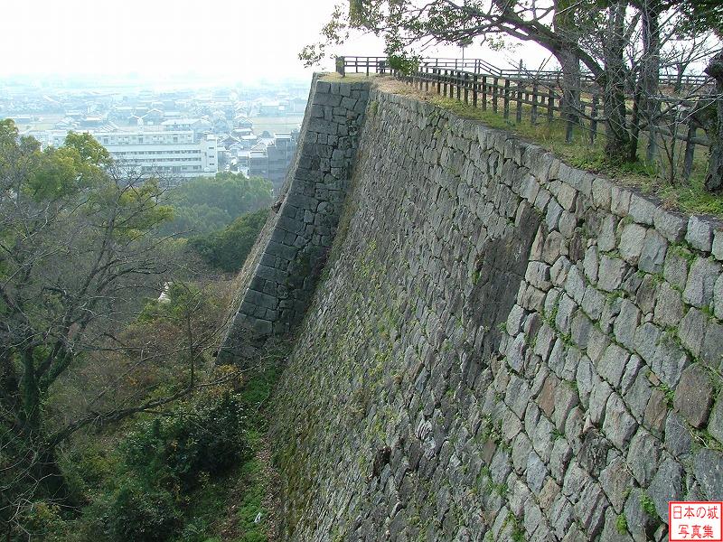 丸亀城 三の丸東側 三の丸石垣と月見櫓跡方面
