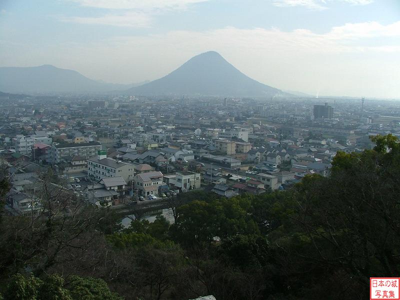 丸亀城 三の丸東側 三の丸からの眺め。讃岐富士が聳える。