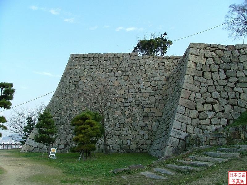 丸亀城 三の丸北側 搦手口付近から見る二の丸石垣
