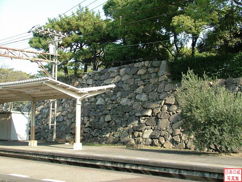 高松城 二の丸外側 二の丸石垣。手前は高松築港駅。