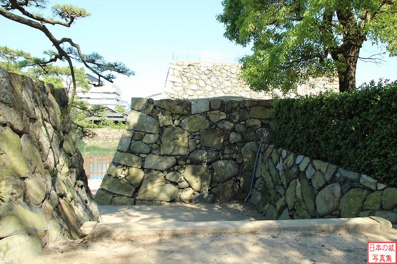 高松城 本丸 本丸内から鞘橋方向を見る。石垣で非常に狭く区切られており、守りが堅い