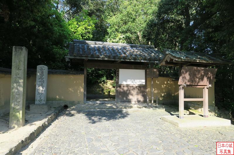 茨木城 移築城門（慈光院山門） 奈良県大和郡山市の慈光院に茨木城城門が移築されている。茨木城のこの門のあった場所には復元門が建てられており、移築現存門と復元門の両方が存在するのは珍しい。