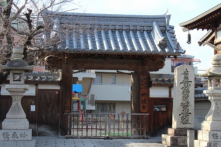 茨木城 移築城門（妙徳寺山門） 妙徳寺山門。茨木城の城門を移築したもの。
