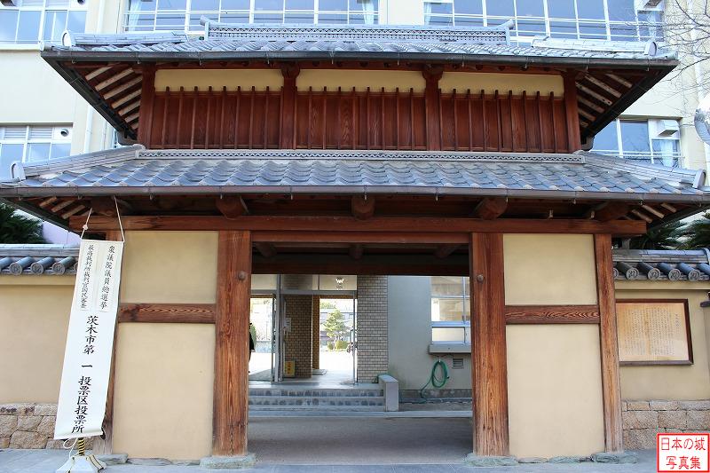 茨木城 復元櫓門 復元櫓門。現在櫓門は大和郡山市小泉の慈光院に移築されている。