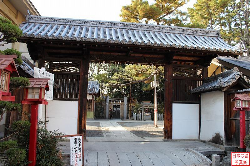 茨木城 移築城門（茨木神社東門） 茨木神社東門。茨木城の搦手門を移築したもの。