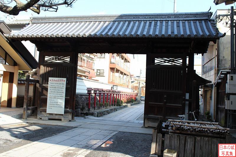 茨木城 移築城門（茨木神社東門） 茨木神社東門を内側から