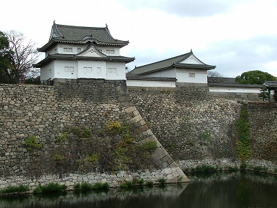 大坂城 千貫櫓 西外濠から見る千貫櫓(左)。二の丸に建つ櫓の中で唯一唐破風が設けられている。
