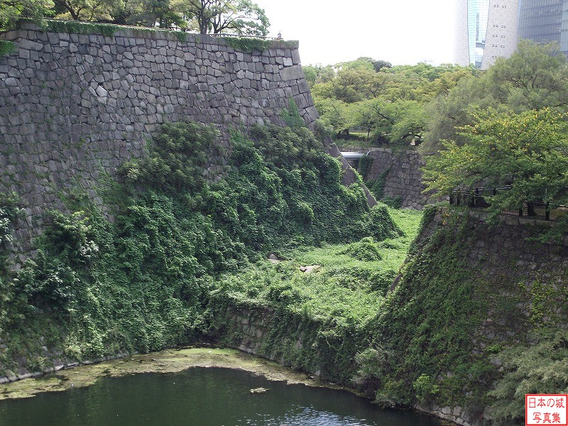 大坂城 隠し曲輪 隠し曲輪から見る内堀。水濠と空堀の境界が見える
