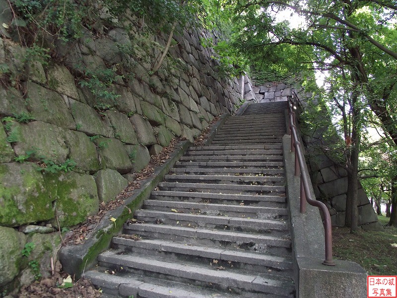 大坂城 山里丸 山里丸の石垣に取り付けられた階段。階段を登りきったところにトンネルがある。
