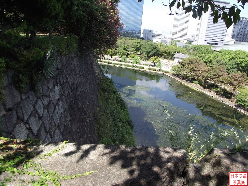 大坂城 本丸東面 本丸東側から見た石垣のようす