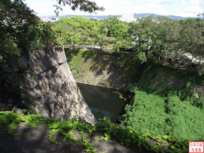 大坂城 本丸東面 馬印櫓跡付近から見る内堀。水濠と空堀の境界部。