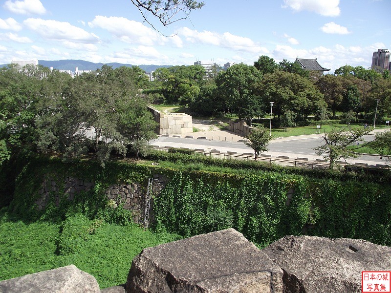 大坂城 本丸東面 馬印櫓跡付近から二の丸を見る。玉造門方面が見える