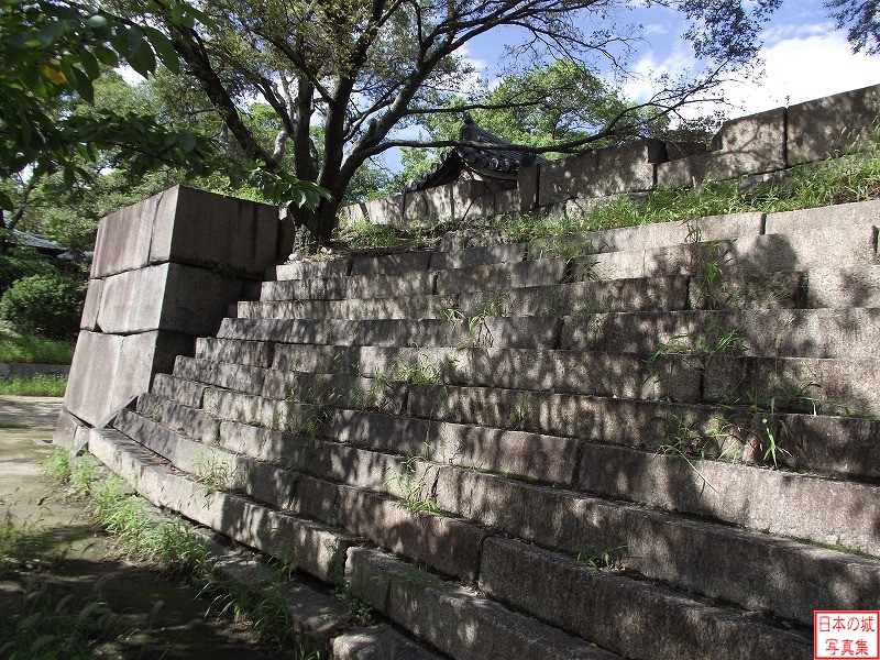 大坂城 西の丸 西の丸と京橋口方面を仕切る石垣。雁木状になっていて上に登ることができる。