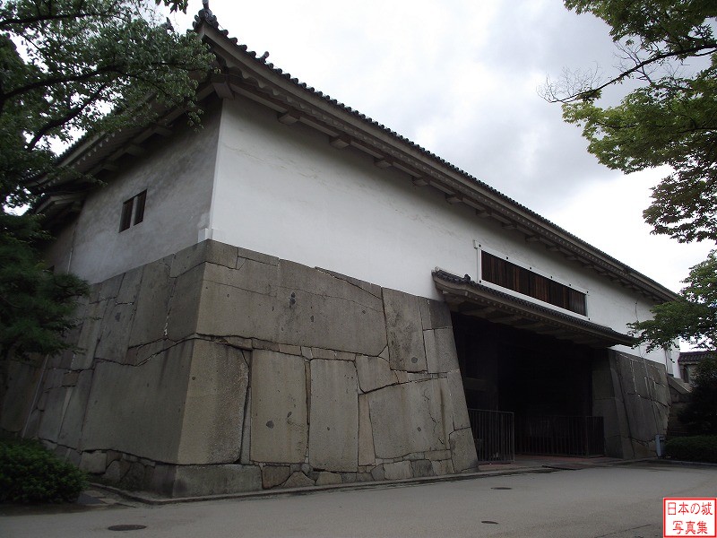 大坂城 大手門多聞櫓 多聞櫓の門を二の丸側から。石垣の組み方が独特で、複数個の巨石の間に平たい石を組み込んでバランスを保っている。