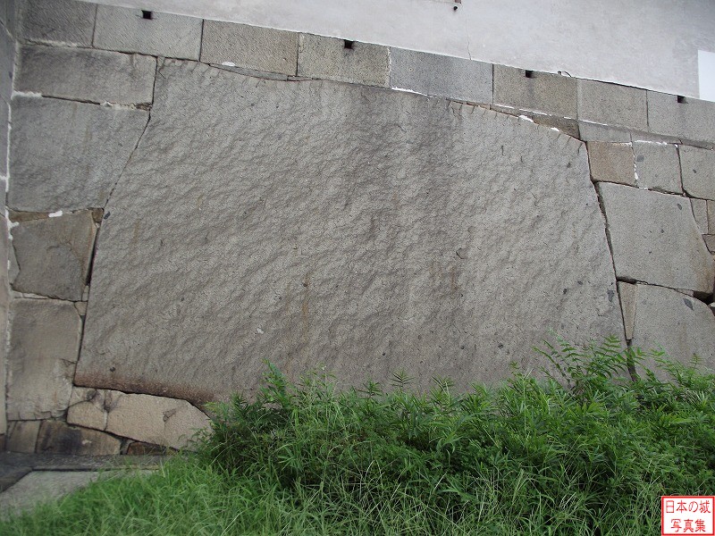 大坂城 大手門枡形 大手門枡形の巨石。左手の巨石はおよそ23畳敷(38平方メートル)、85tで第五位にあたる。ここに並ぶ巨石３つは、もともと一つの石が3つに割られたものである。