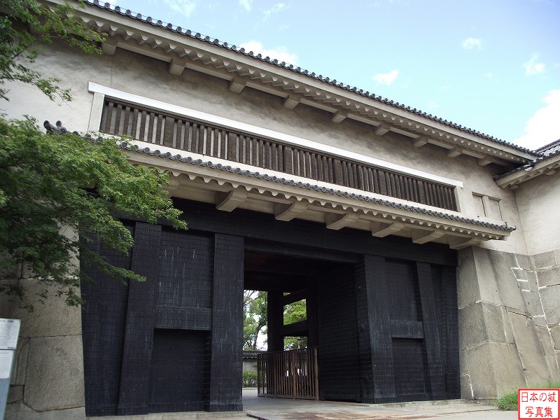 大坂城 大手門多聞櫓 多聞櫓。徳川家による大坂城築城時に建てられたが、天明三年(1783)に落雷により焼失し、その後嘉永元年(1848)に再建されたものが現在の門。