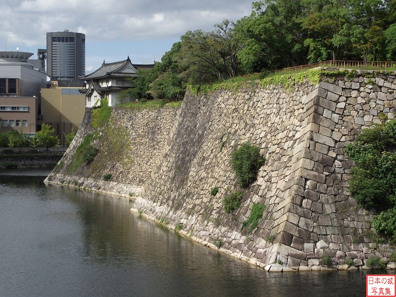 大坂城 乾櫓 大手門方向から見る乾櫓。石垣は崩れやすい隅部は長方形の大きな石を使った算木積みとなっている