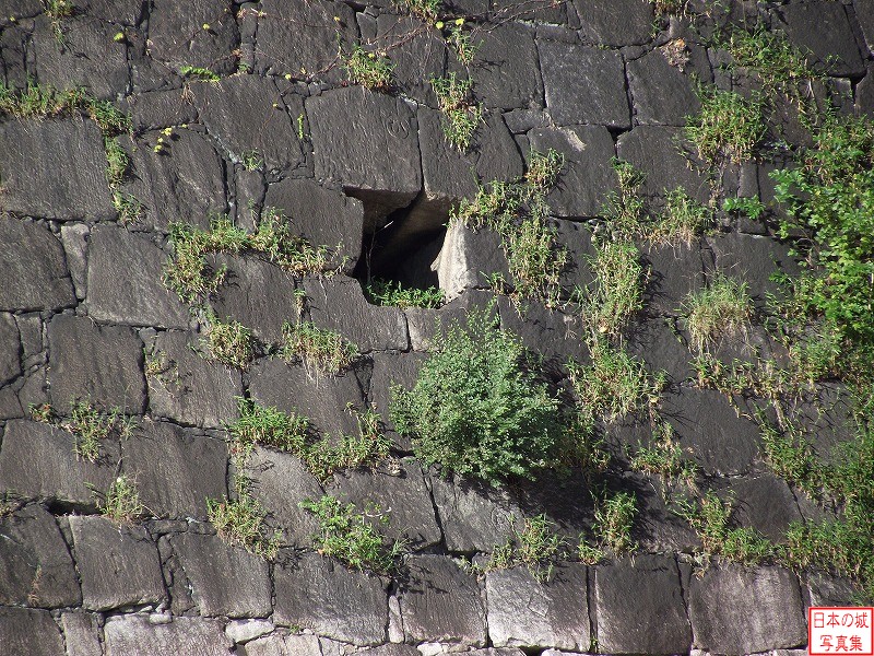 大坂城 六番櫓 六番櫓付近の石垣に穴がある