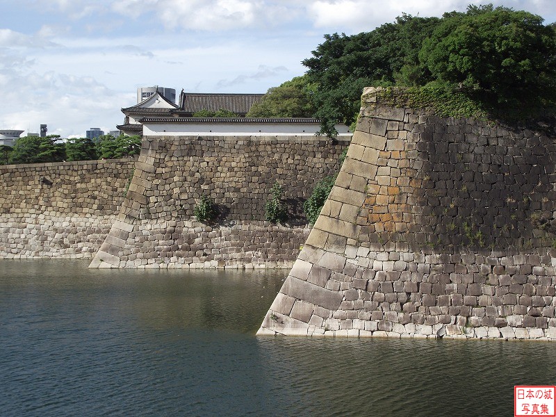 大坂城 六番櫓 外濠南西隅の様子。幾重にも石垣が折れ曲がる。奥に大手門が見える