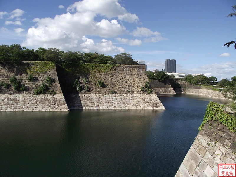 大坂城 一番櫓 外濠南東付近のようす。二の丸石垣が見える