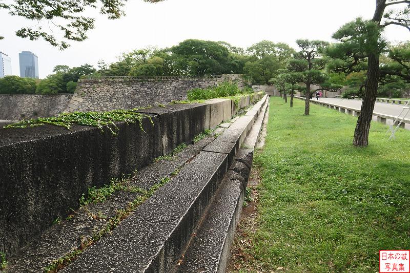 大坂城 京橋口 京橋口土橋の縁。階段状の石垣が設けられ上部に登りやすくなっている。