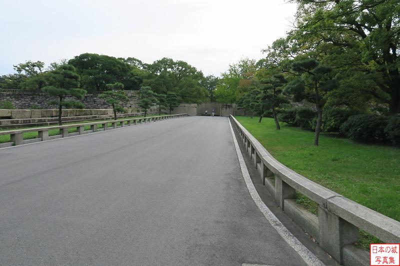 大坂城 京橋口 京橋口の土橋。非常に幅が広い通路が伸びる。