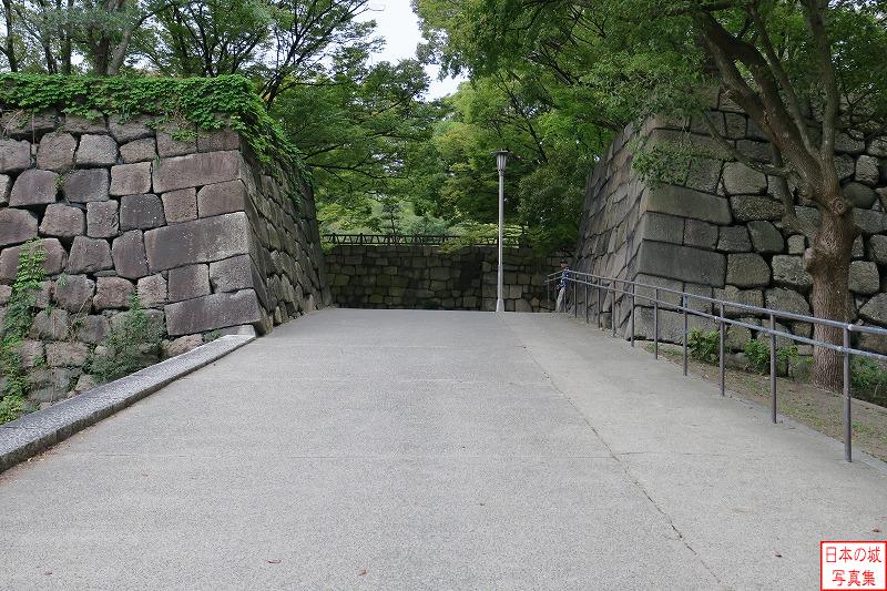 大坂城 青屋門 青屋門に入る。青屋門前の橋は出し入れが可能な算盤橋で、普段は引き入れられ渡れないようになっていた。