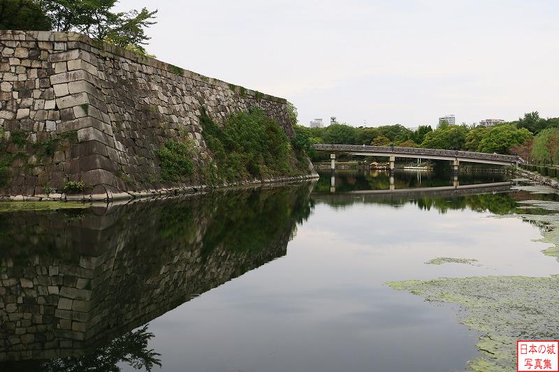 大坂城 本丸東面 青屋門付近から見る内堀。極楽橋が見える