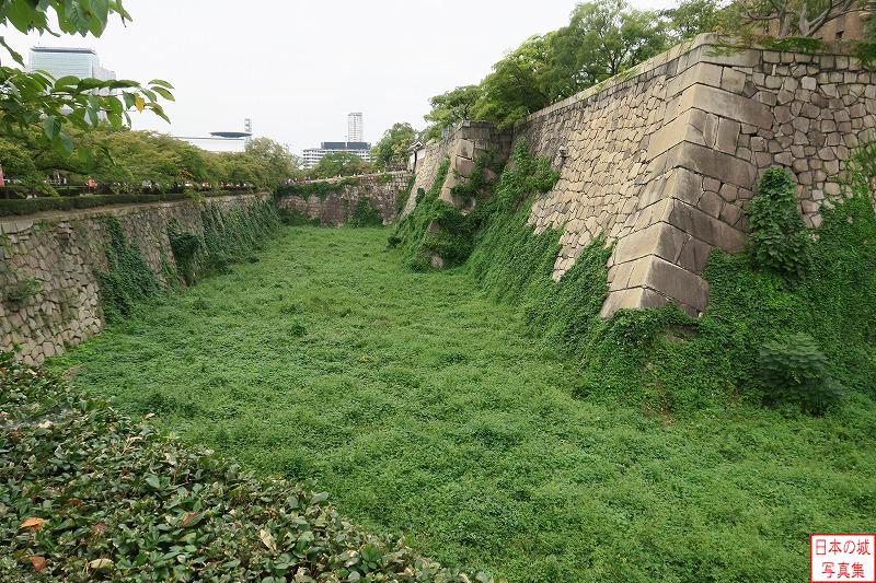大坂城 本丸西面・北面 本丸北面石垣を最東部から見る。正面に桜門前の土橋の石垣が見える