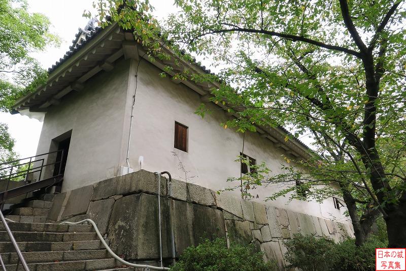 大坂城 大手門続櫓内部 大手門多聞櫓続櫓へ、階段を登って入っていく。普段はなかなか行けない場所だが、時期によっては特別に公開されている。
