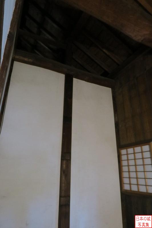 大坂城 大手門続櫓内部 続櫓城内側の部屋は壁で仕切られている。部屋は全部で6つあり、大きさは12～20畳ある。