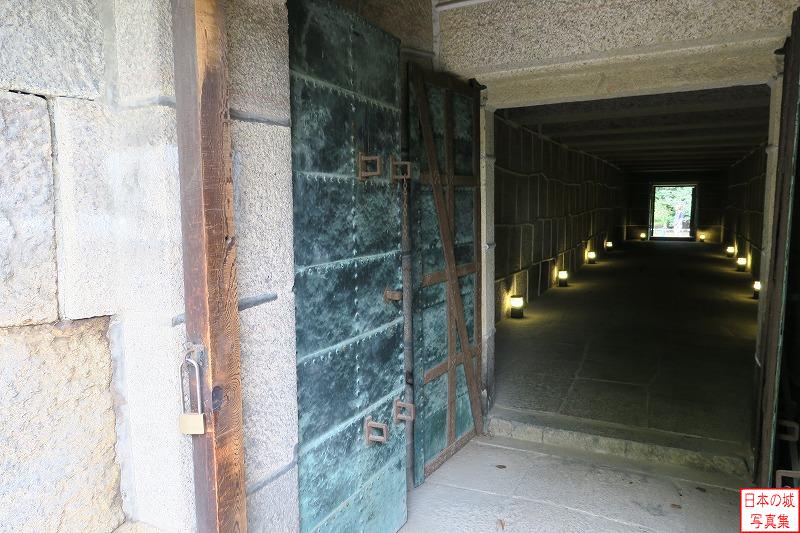 大坂城 焔硝蔵内部 西の丸焔硝蔵内部。扉は二重になっている。向こう側まで見通せる
