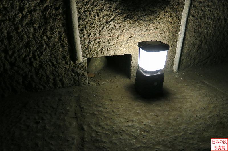 大坂城 焔硝蔵内部 床には排水穴のようなものが設けられている