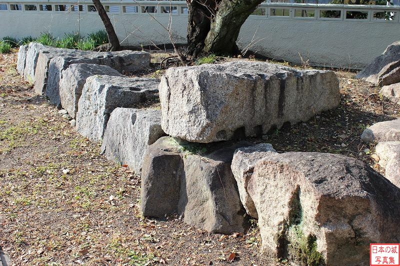 高槻城 高槻城跡 城にあった石垣は鉄道敷設などのために持ち去られ、現在は殆ど残っていないが、天守台や本丸御門の基礎石（根石）が展示されている。